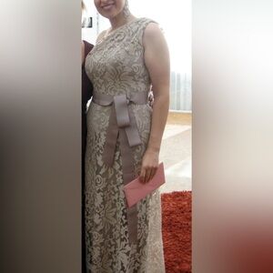 Tadashi Shoji elegant Gown/Dress. Beautiful for formal events.